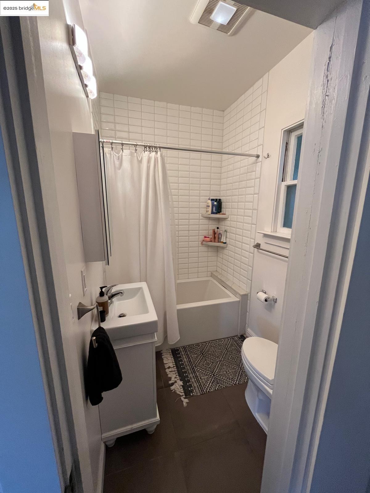 2942 Hillegass Avenue, Unit 1 Berkeley, CA 94705 - Photo 4 of 5