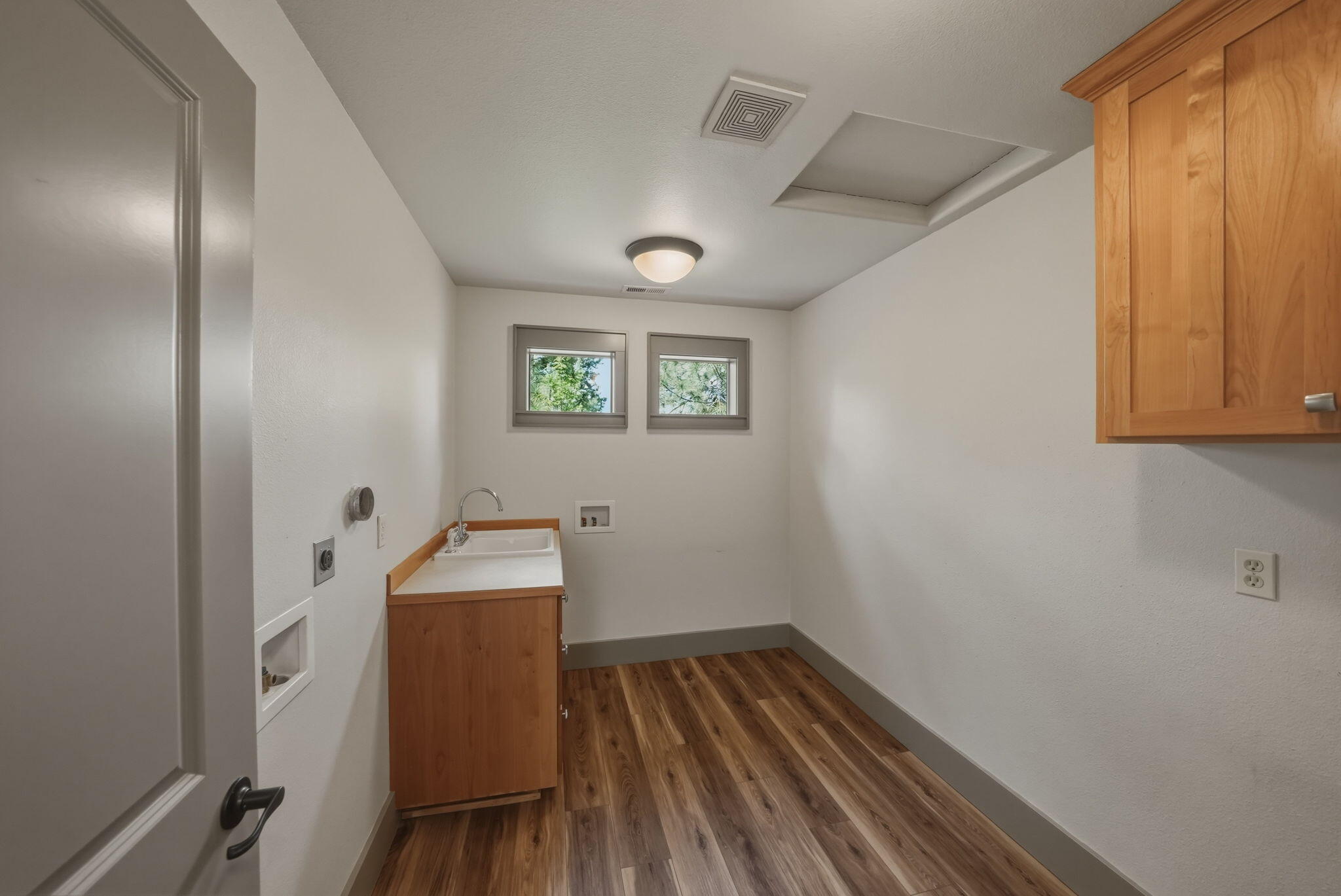 240 Northwest Skyliner Summit Loop Bend, OR 97703 - Photo 54 of 77 UPSTAIRS LAUNDRY ROOM