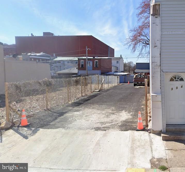 Urban lot ready for new possibilities.