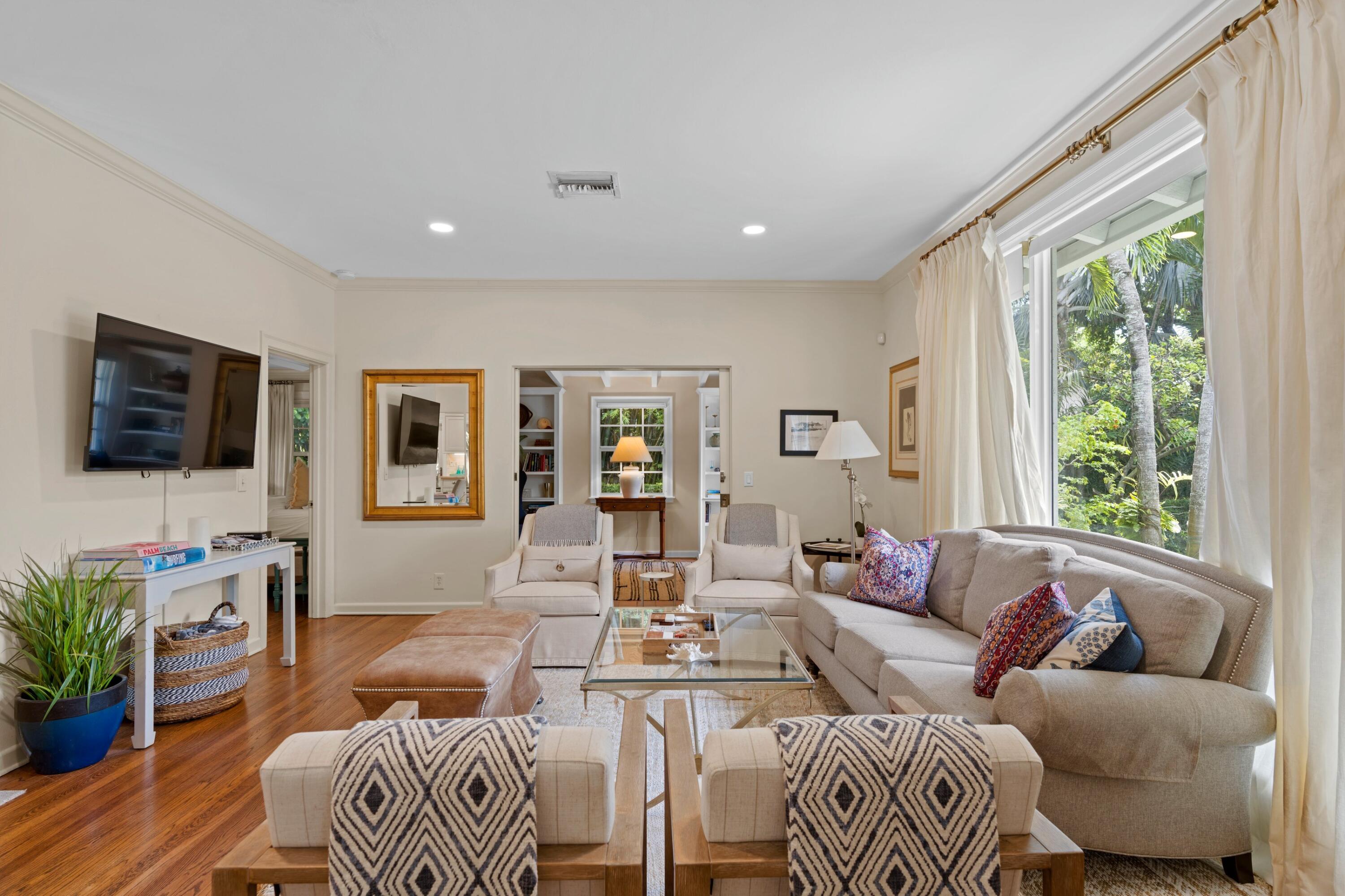 733 Sunset Road West Palm Beach, FL 33401 - Photo 7 of 32 Living Room