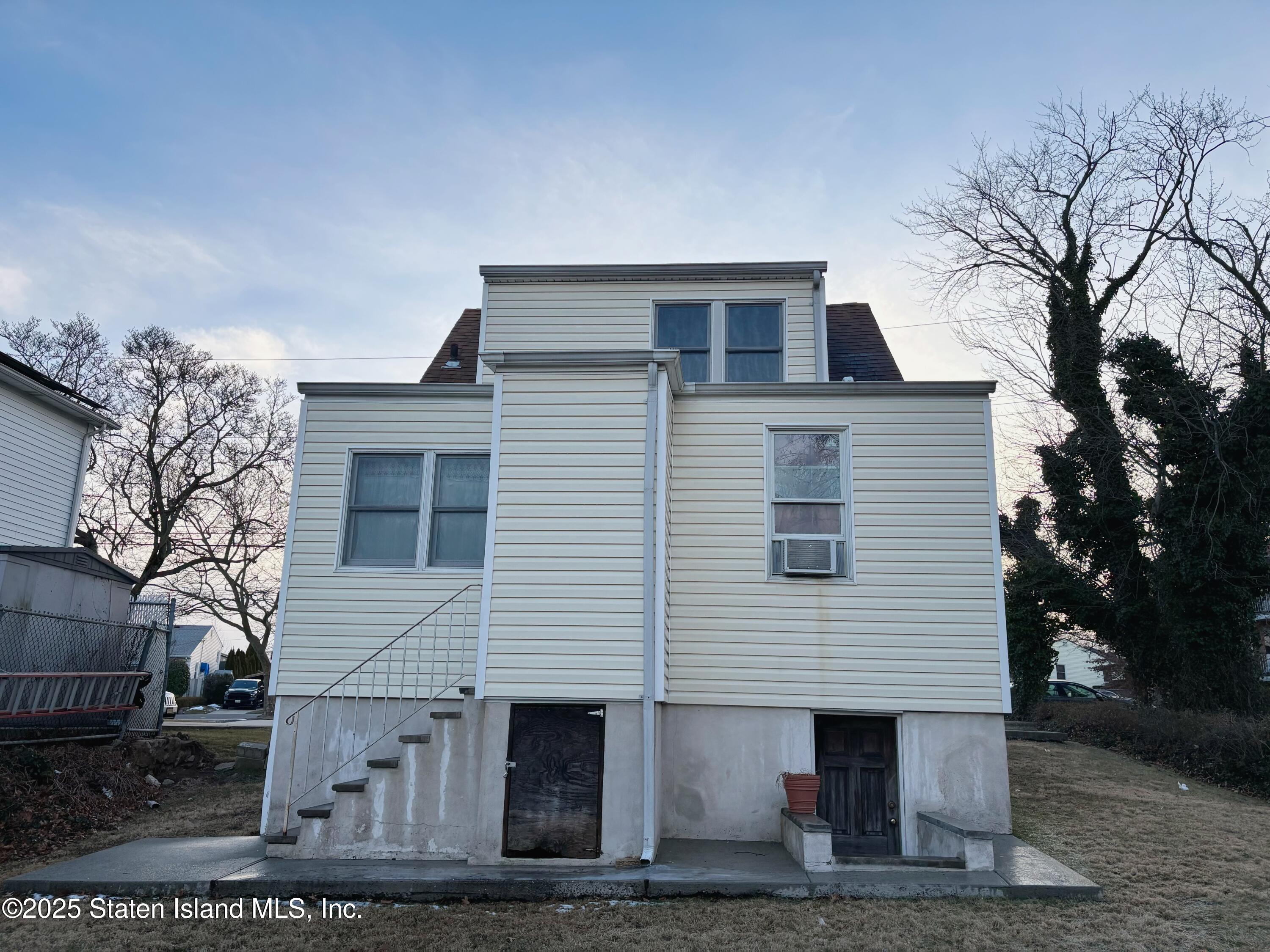 161 Beach Road Staten Island, NY 10312 - Photo 3 of 28 IMG_4314