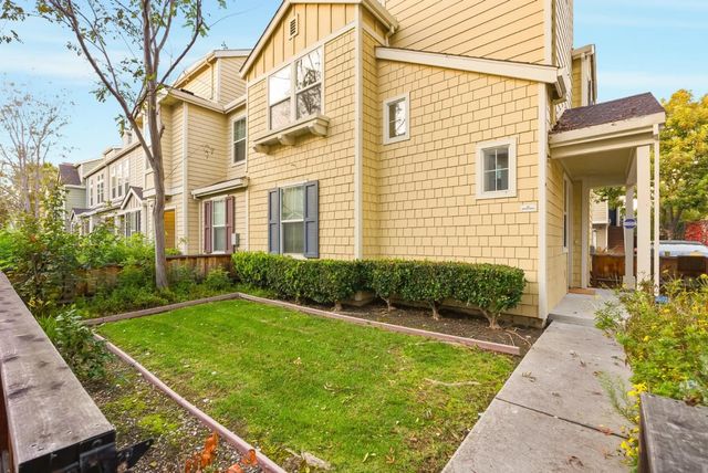 a view of a back yard of the house