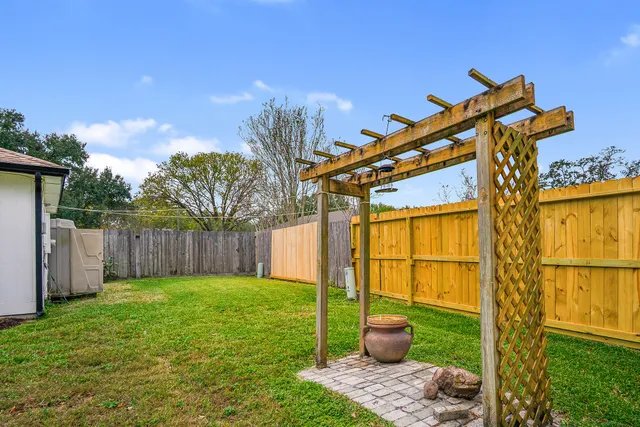 $305,000 | 1119 Trowbridge Drive, Houston, TX 77062