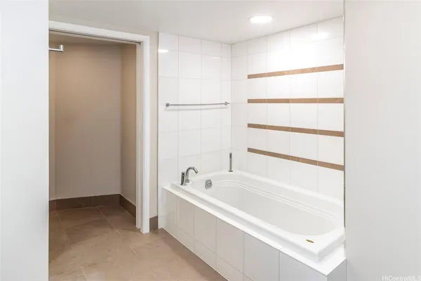 $4,700 | 1177 Queen Street, Unit 2606, Honolulu, HI 96814