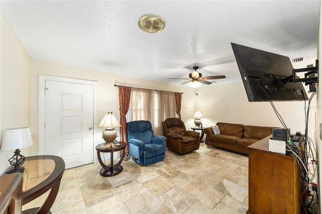 11 Brook Place Ocala, FL 34472 - Photo 4 of 27 a living room with furniture