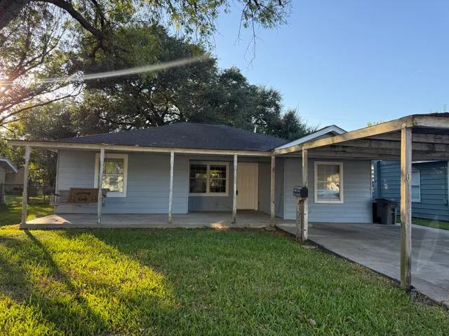 a view of a house with a yard and front view of a house