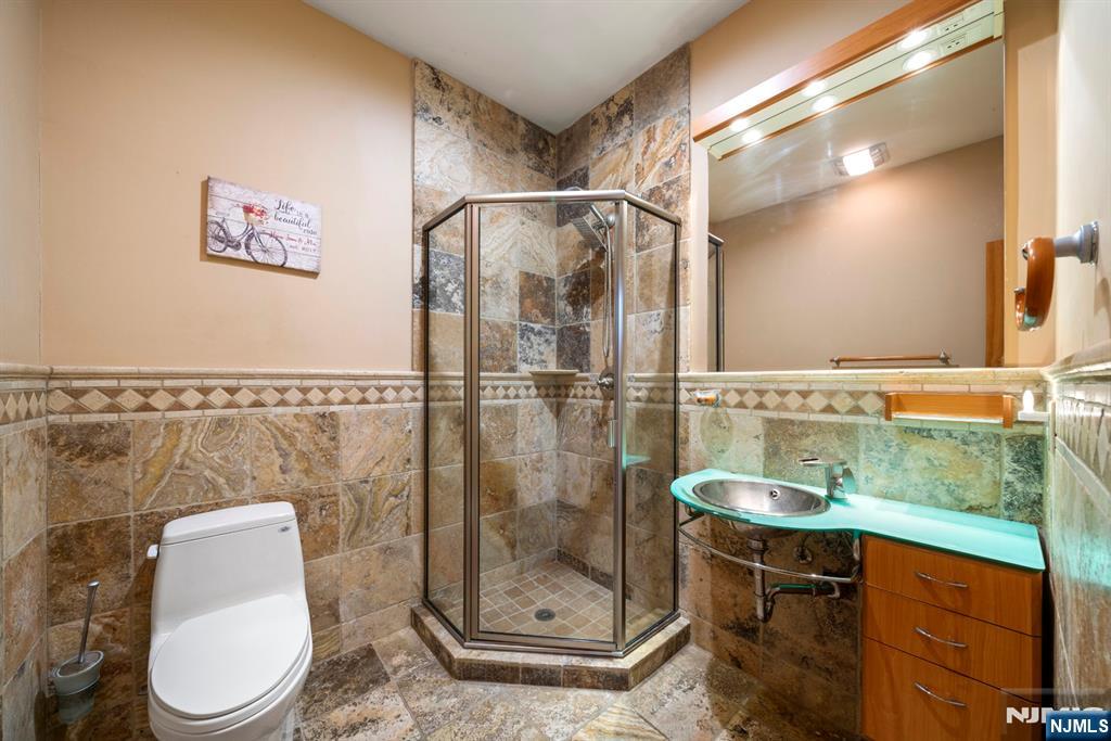 325 Cooper Place Paramus, NJ 07652 - Photo 13 of 31
