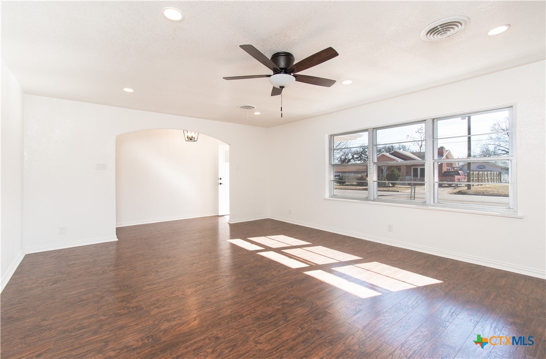 606 East 6th Street Cameron, TX 76520 - Photo 2 of 21