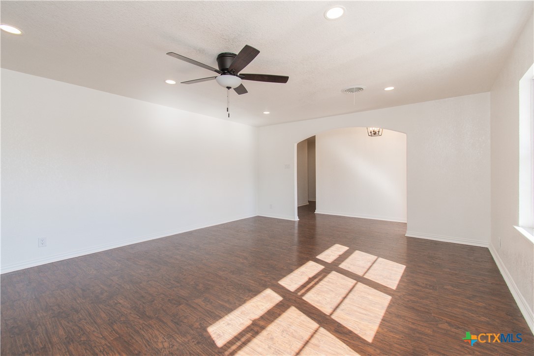 606 East 6th Street Cameron, TX 76520 - Photo 3 of 21