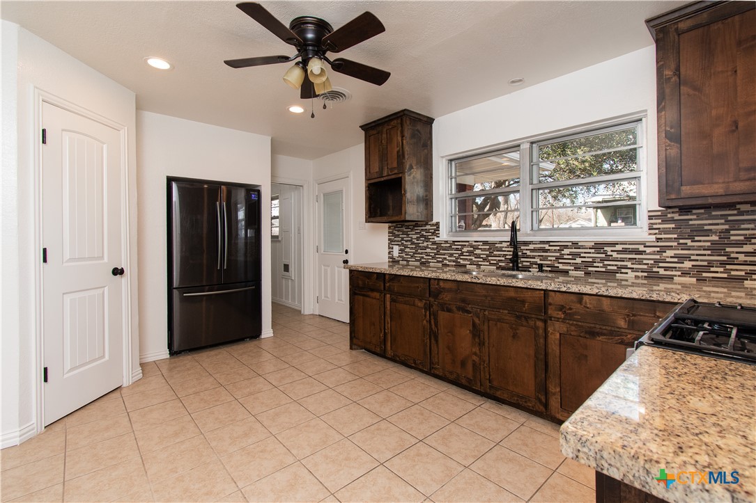 606 East 6th Street Cameron, TX 76520 - Photo 8 of 21