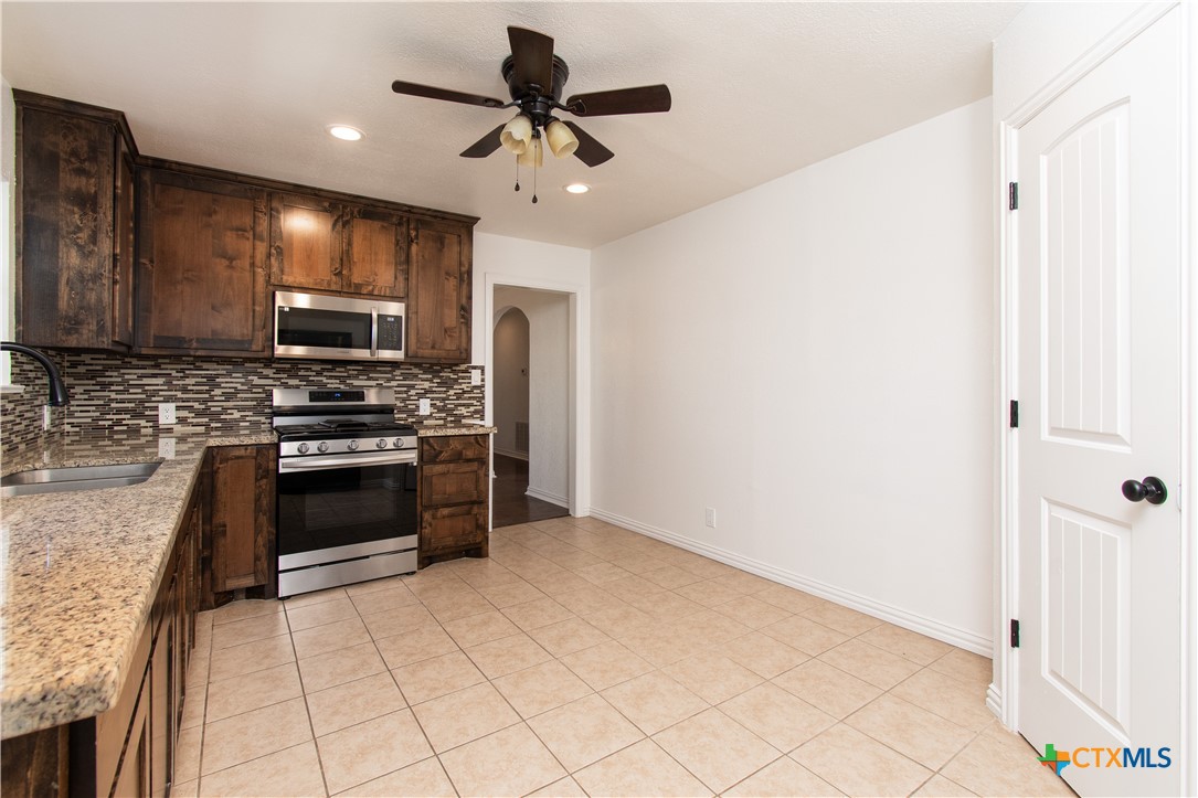 606 East 6th Street Cameron, TX 76520 - Photo 9 of 21