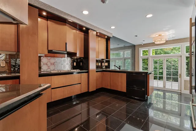 $2,725,000 | 17 Pond Path, North Hampton, NH 03862