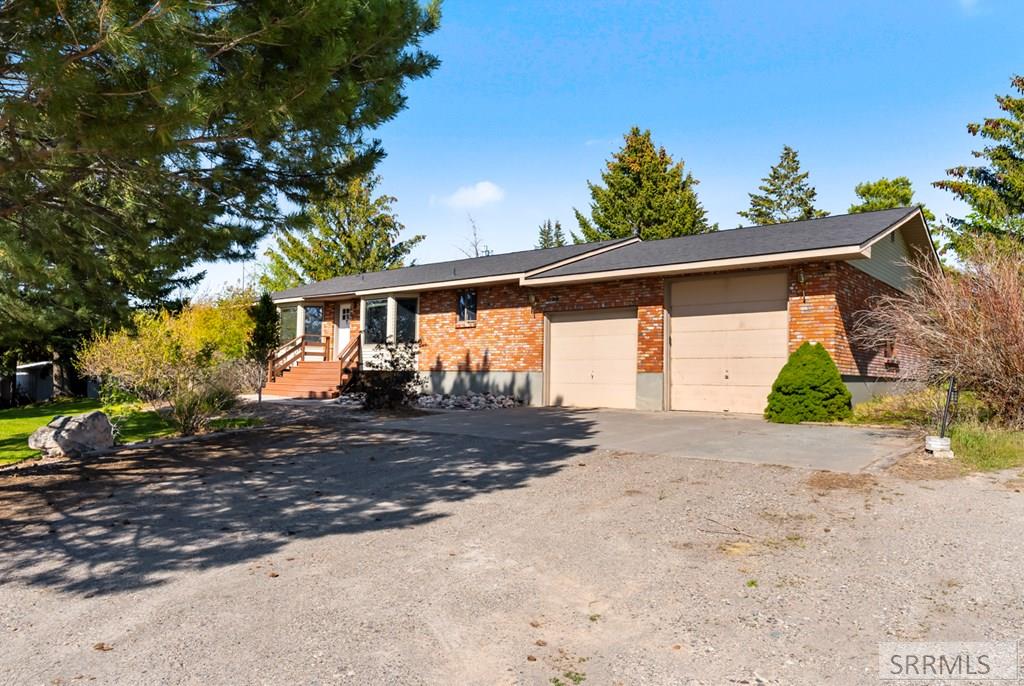 6685 East Iona Road Idaho Falls, ID 83401 - Photo 3 of 59