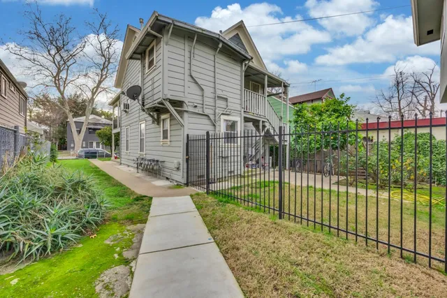 a view of a back yard of the house