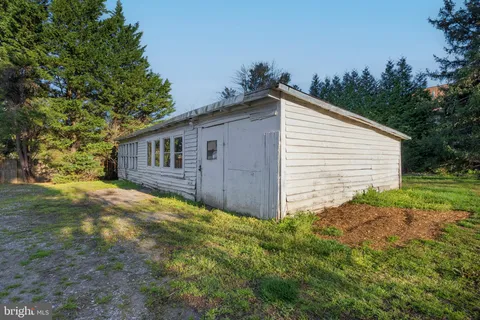 a view of a house with backyard and garden