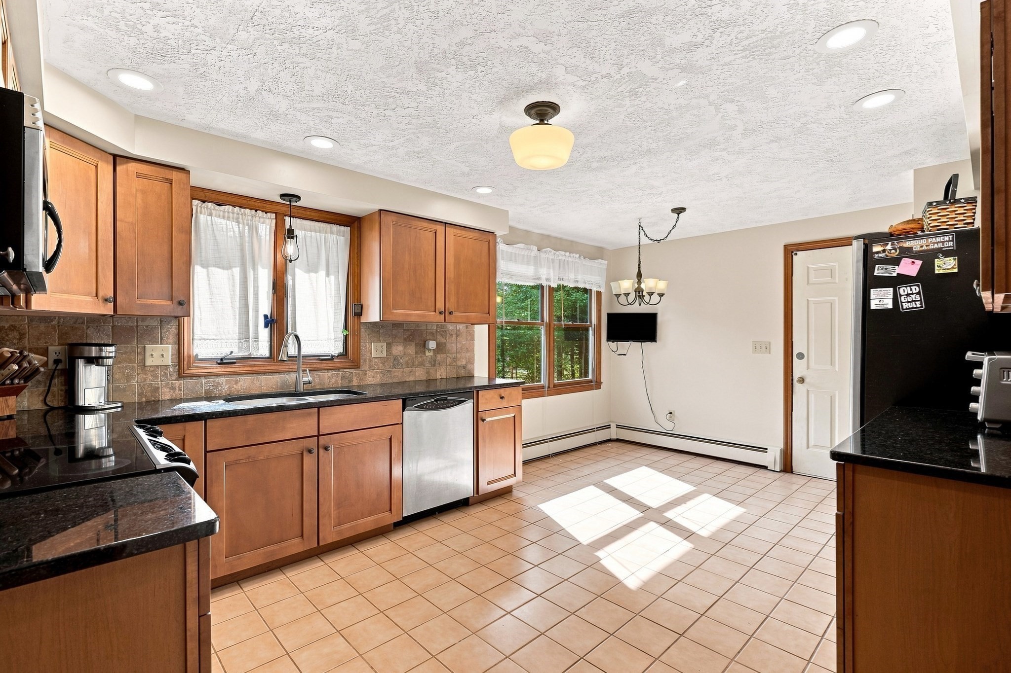 6 Laurel Road Blackstone, MA 01504 - Photo 10 of 37 Gallery Image 10