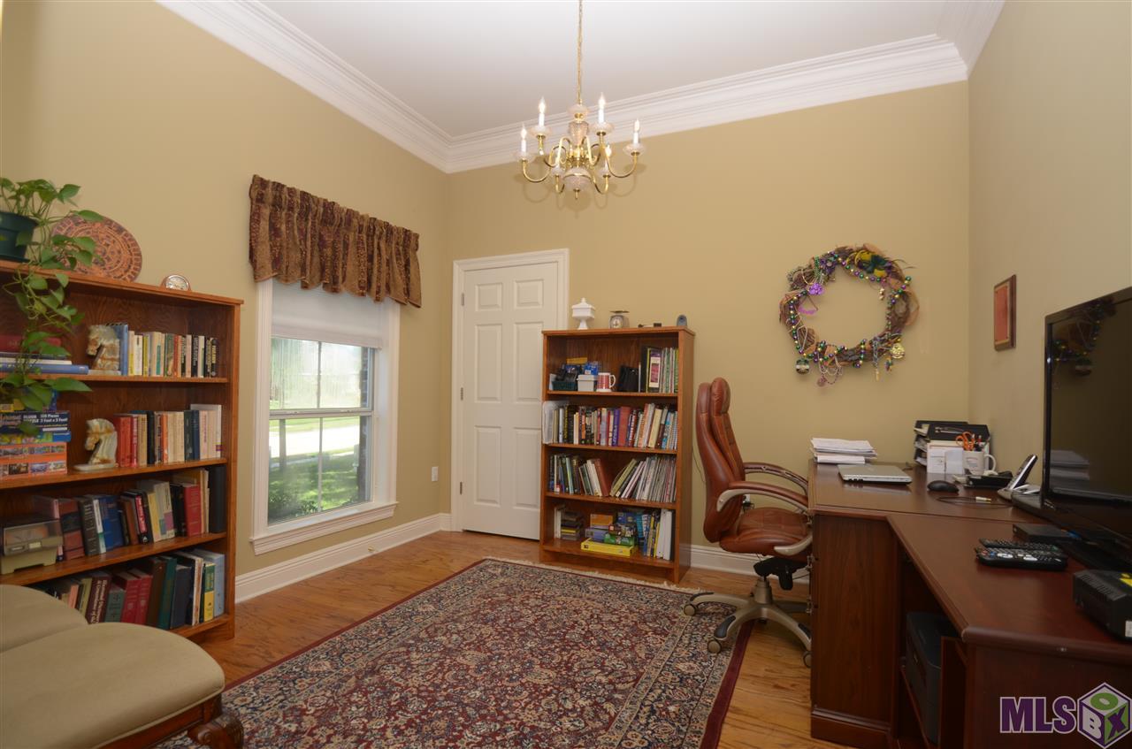 10627 Ridgebrook Avenue Baton Rouge, LA 70809 - Photo 4 of 19