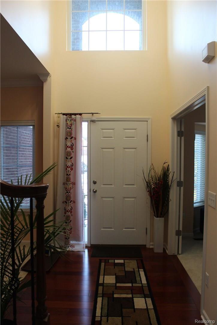 1976 South Shore Drive Rochester, MI 48307 - Photo 3 of 31 3 foyer (2).jpg
