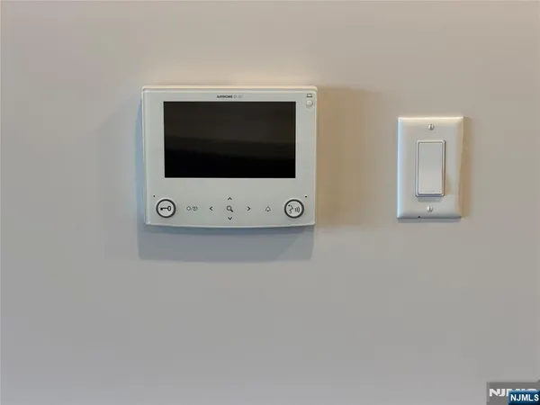 a picture of a microwave