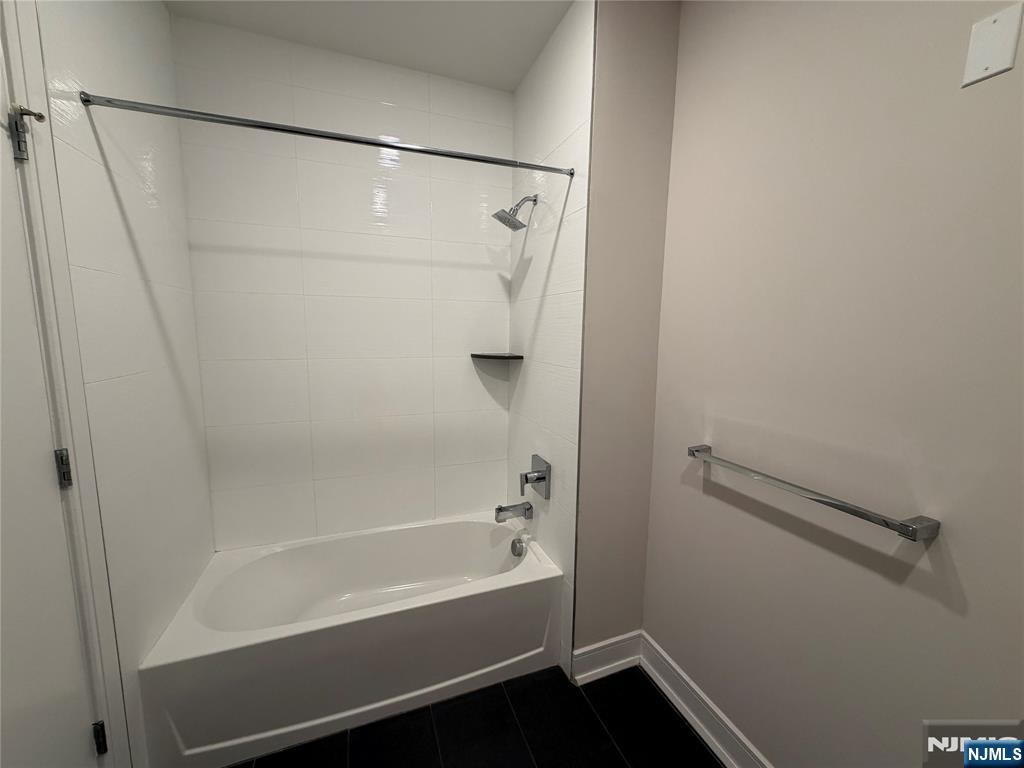 470 Main Street, Unit 412 Fort Lee, NJ 07024 - Photo 10 of 19 a bathroom with a bathtub