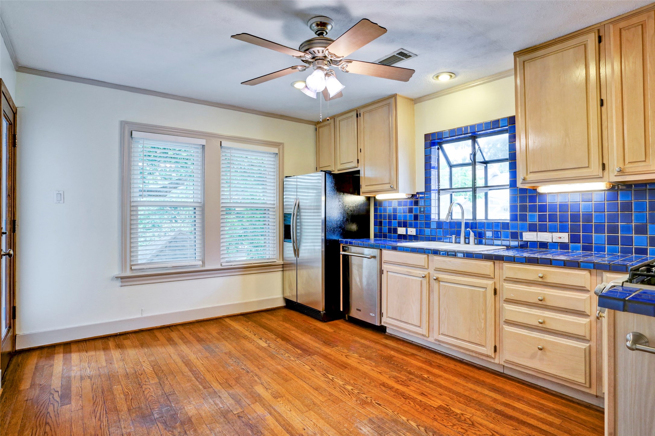 2324 Goldsmith Street, Unit B Houston, TX 77030 - Photo 5 of 21 (NEW PHOTO COMING - KITCHEN HAS SINCE BEEN UPDATED) Another view of the kitchen.