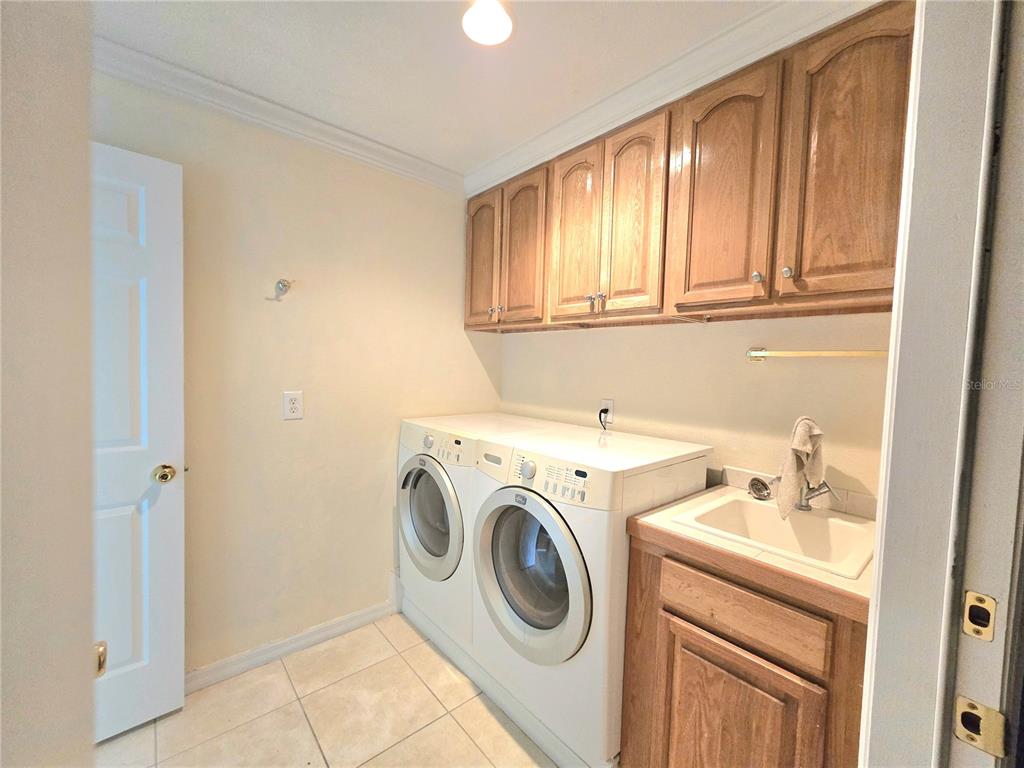 820 Shamrock Drive Sebring, FL 33875 - Photo 23 of 38 a utility room with dryer and washer