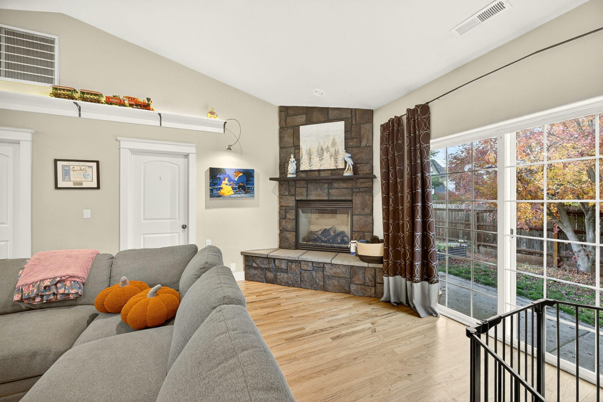 16 Portabello Way Eagle Point, OR 97524 - Photo 13 of 43 Living Room