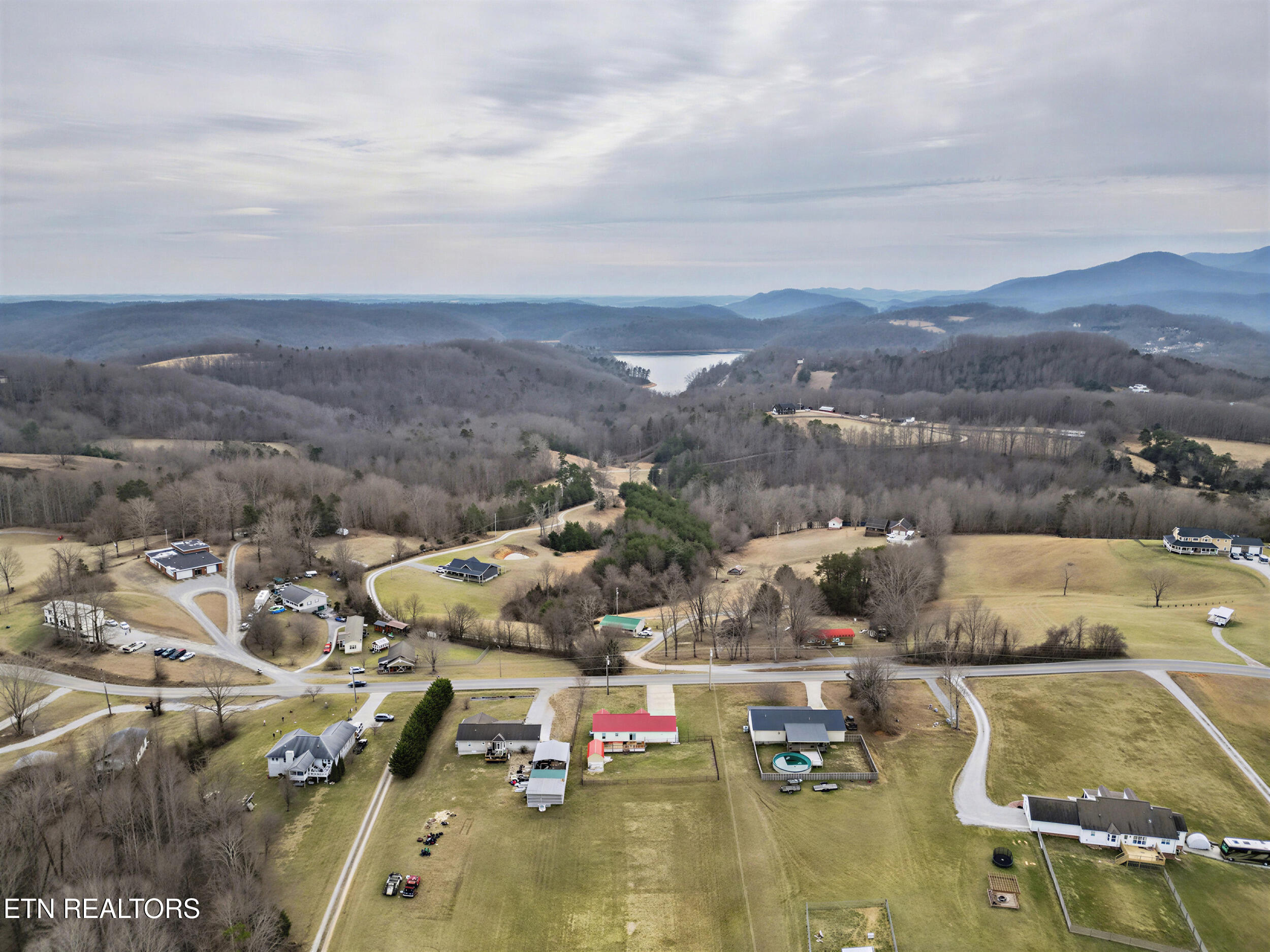 2833 Pinecrest Road Jacksboro, TN 37757 - Photo 3 of 40 36_10