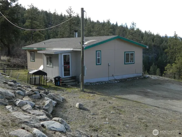 a view of a house with a backyard