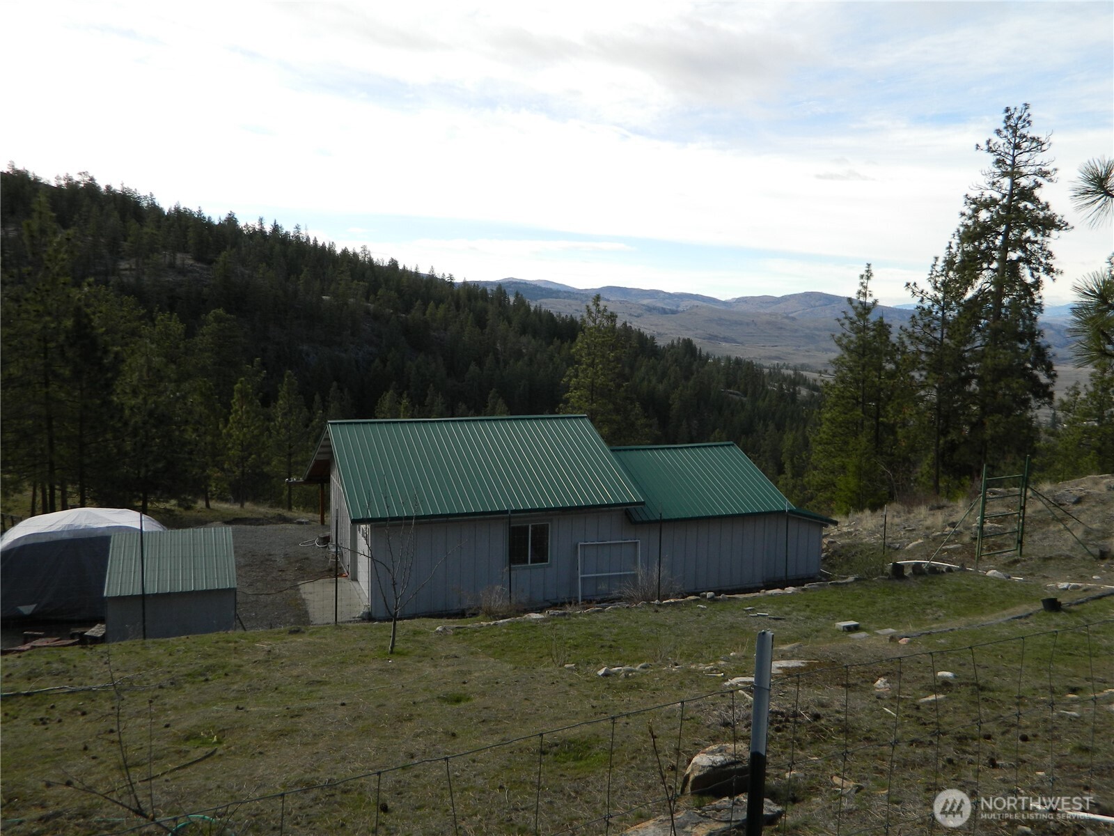 28 Ridgeline Road Tonasket, WA 98855 - Photo 4 of 19 a backyard of a house with table and chairs