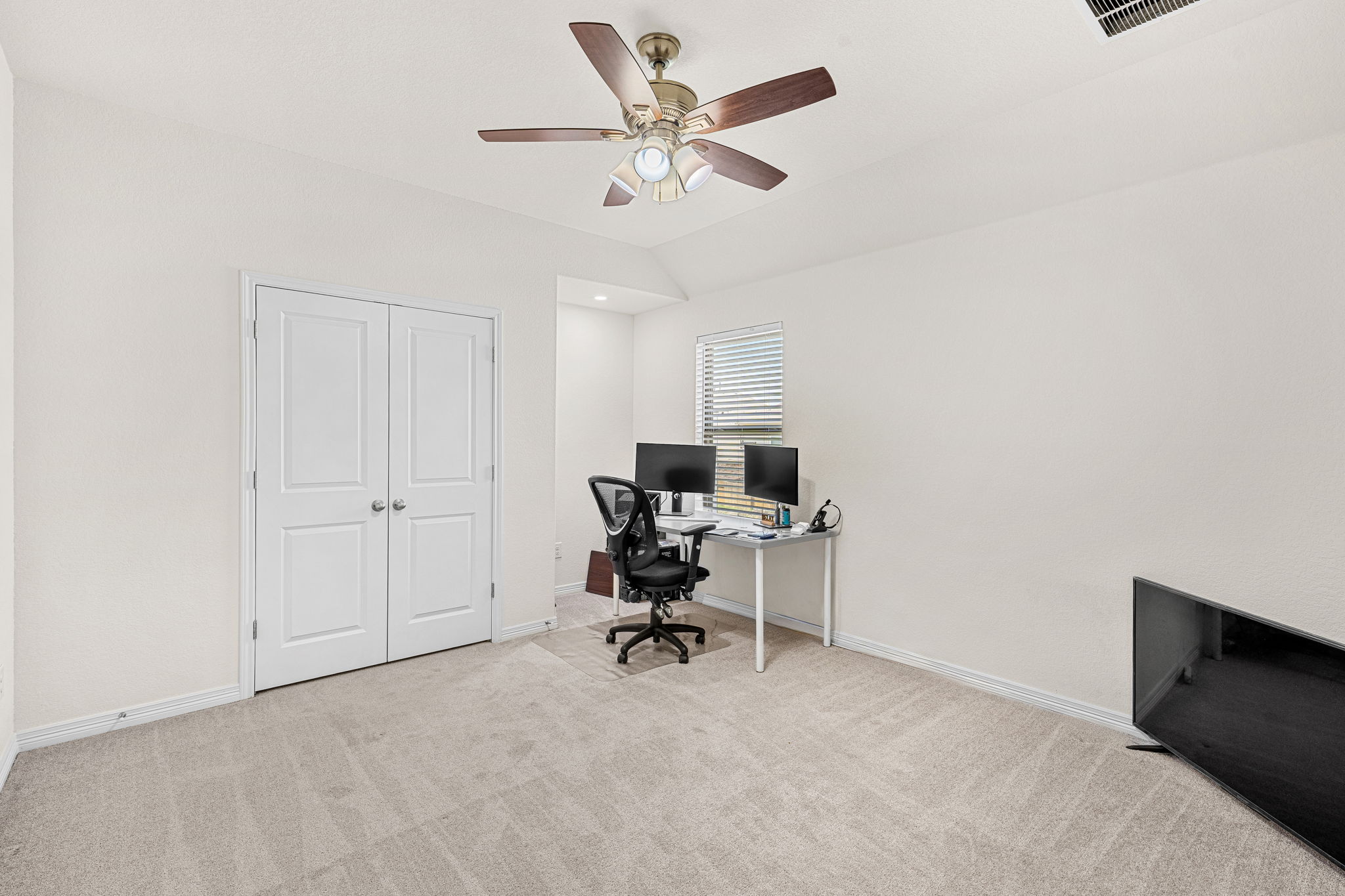 20813 Carries Ranch Road Pflugerville, TX 78660 - Photo 28 of 40 A quiet work alcove highlights this carpeted bedroom featuring clean lines and a classic closet.