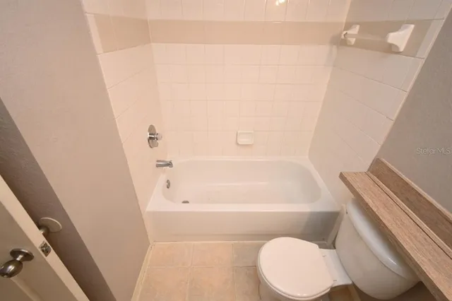 a view of empty room with window