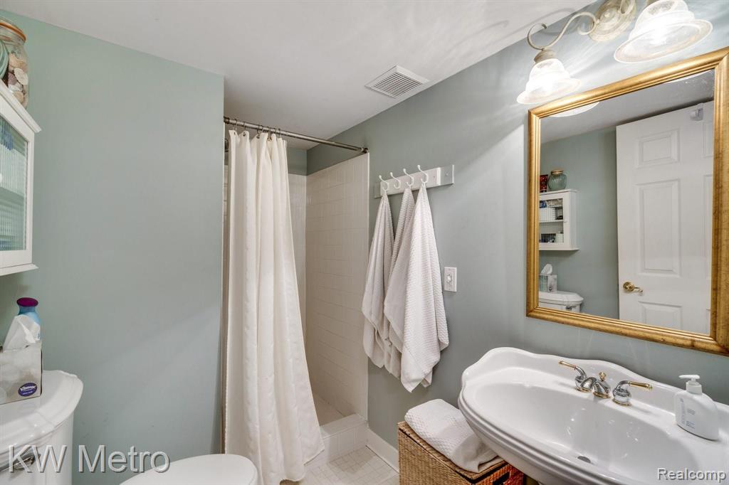 323 Shellbourne Drive Rochester, MI 48309 - Photo 48 of 62