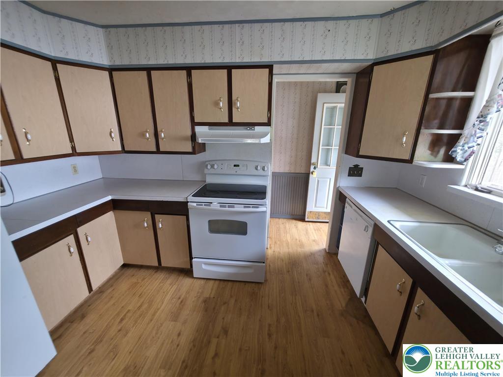 50 Montovision Road Mount Pocono, PA 18344 - Photo 22 of 32 Functional kitchen with ample cabinetry and essential appliances.