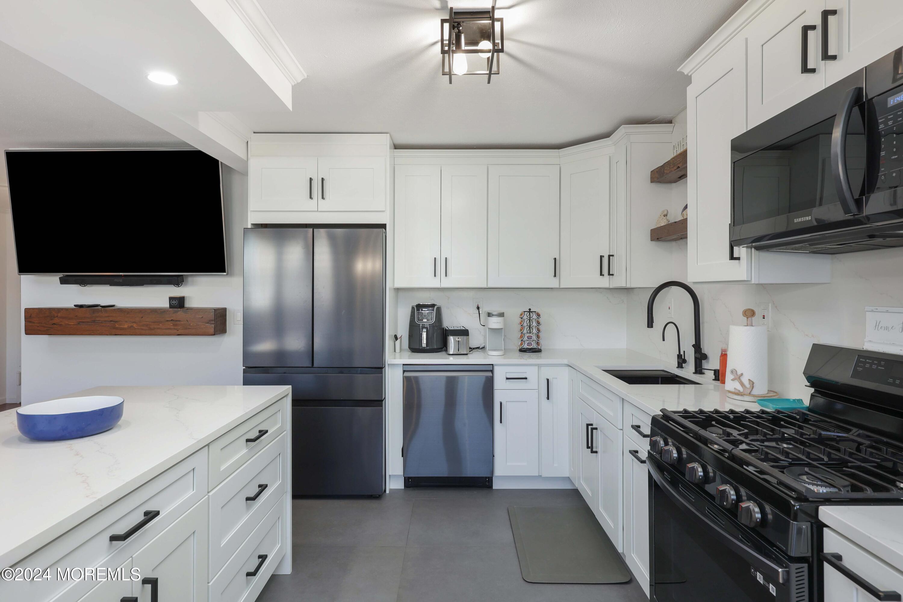 675 Ocean Avenue, Unit 2L Long Branch, NJ 07740 - Photo 13 of 34 758A9915