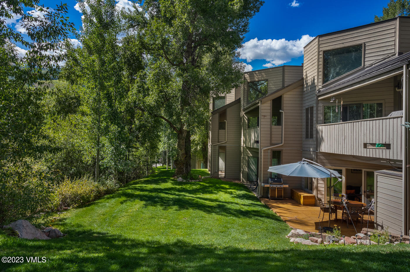 945 Red Sandstone Road, Unit B3 Vail, CO 81657 - Photo 37 of 48 a view of a chairs and tables in the back yard