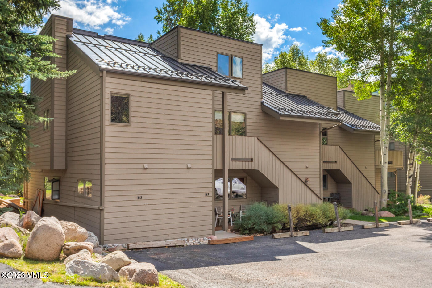 945 Red Sandstone Road, Unit B3 Vail, CO 81657 - Photo 46 of 48 a front view of a house
