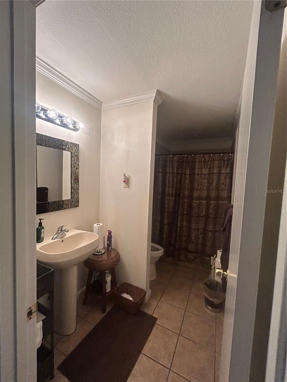 2935 Plantation Road Winter Haven, FL 33884 - Photo 6 of 32 a bathroom with a sink and a mirror