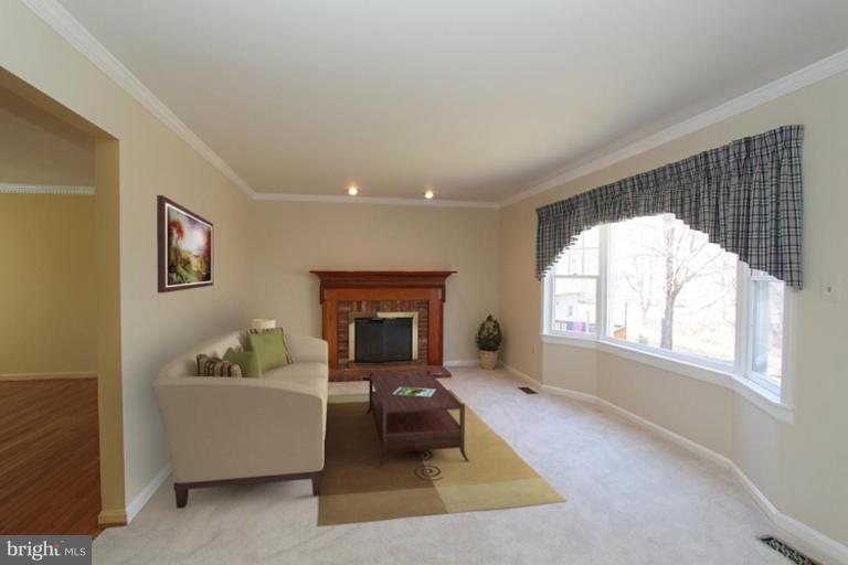 15504 Langside Street Silver Spring, MD 20905 - Photo 12 of 28 Living Room