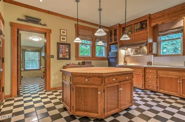 $749,000 | 940 Park Street, Bristol, VA 24201