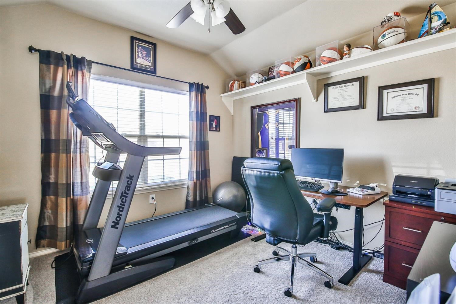 6205 101st Place Lubbock, TX 79424 - Photo 17 of 37 a workspace with furniture