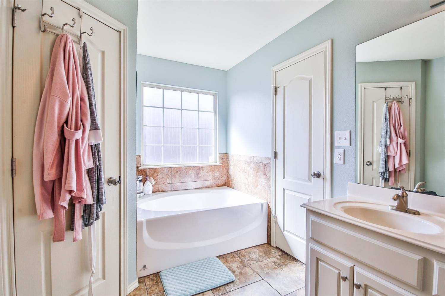 6205 101st Place Lubbock, TX 79424 - Photo 24 of 37 a bathroom with a bathtub and a sink