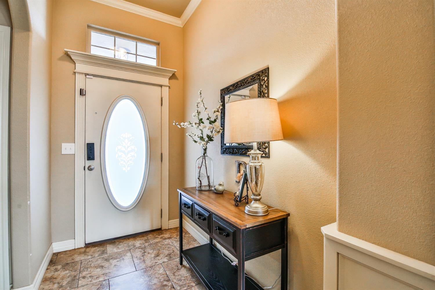 6205 101st Place Lubbock, TX 79424 - Photo 4 of 37 a view of a livingroom with furniture and mirror