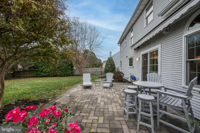 a view of yard with green space
