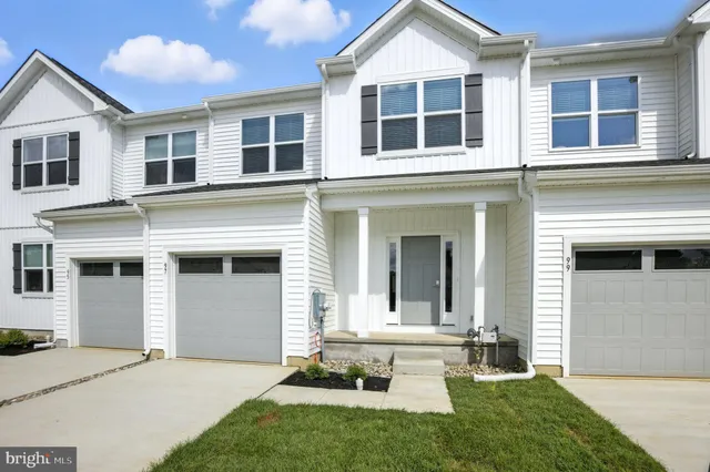 a view of a yard in front of a house