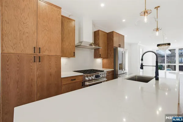 $6,900 | 211 East Harriet Avenue, Unit B, Palisades Park, NJ 07650