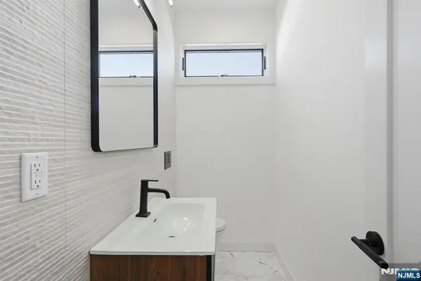 $6,900 | 211 East Harriet Avenue, Unit B, Palisades Park, NJ 07650