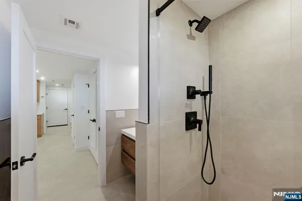 $6,900 | 211 East Harriet Avenue, Unit B, Palisades Park, NJ 07650