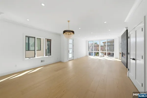 $6,900 | 211 East Harriet Avenue, Unit B, Palisades Park, NJ 07650