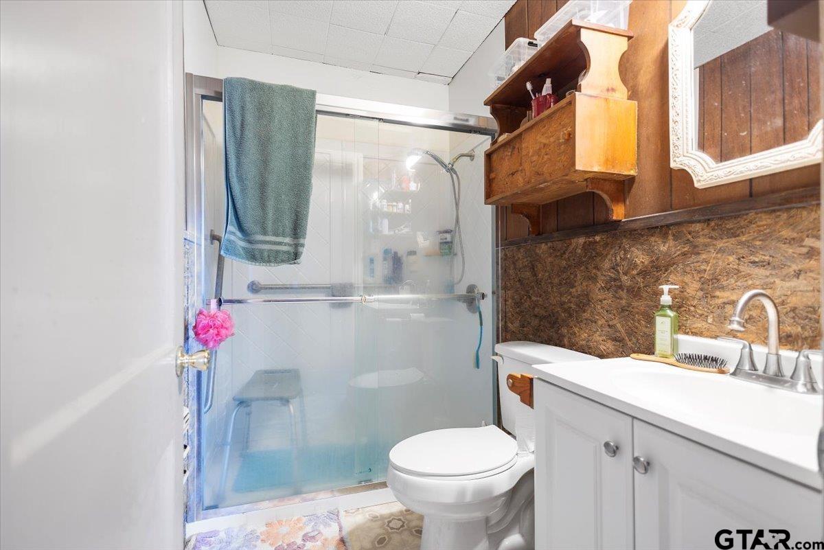 1706 Baxter Avenue Longview, TX 75602 - Photo 4 of 32 a bathroom with a sink toilet and shower